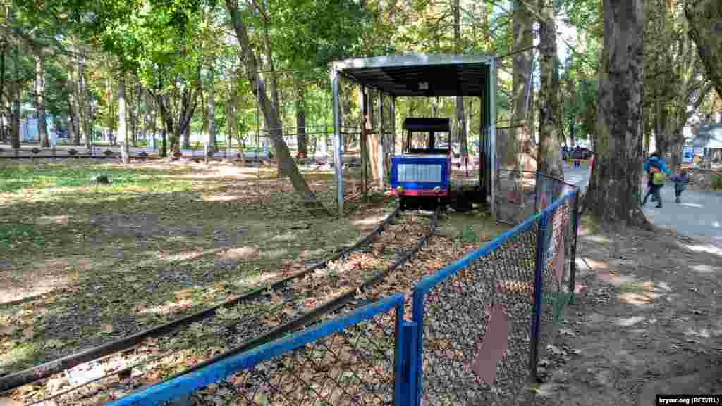 Тут також збереглися вагончики і залізниця