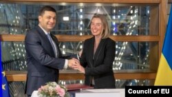 Прем’єр-міністр України Володимир Гройсман і Верховна представниця Євросоюзу з питань зовнішньої політики Федеріка Моґеріні в Брюсселі, 17 грудня 2018 року