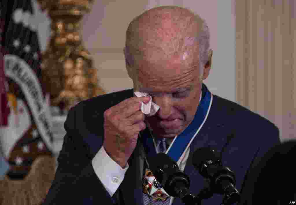 Joe Biden egykori alelnök könnyeivel küszködik, miután Barack Obama elnöki kitüntetésben részesítette 2017-ben.