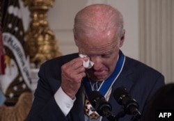 Joe Biden ștergându-și lacrimal după ce Barack Obama i-a acordat medalia Presidential Medal of Freedom in Washington, 12 ianuarie, 2017