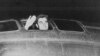 Пол Тиббетс в кабине самолета перед вылетом на
бомбардировку Хиросимы