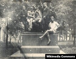 Sergey Yesenin dostu Volf Erlixlə birlikdə tələbələrin əhatəsində.