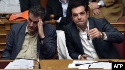 Gresiýanyň premýer-ministri Aleksis Tsipras (sagda) we maliýe ministri Eyklid Tsakalotos. Afiny. 15-nji iýul, 2015 ý.