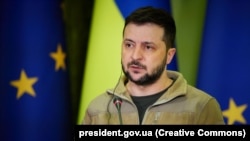 Володимир Зеленський наголосив, що Україна також розраховує на те, що зможе повернути тіла загиблих в Маріуполі, тому що «нам не все одно».