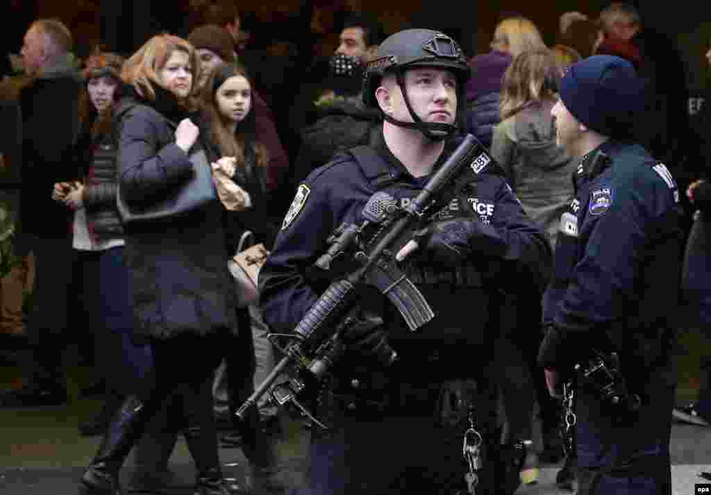 نیروهای امنیتی و پلیس در خیابان&zwnj;های نیویورک، در ساعات پایانی سال و در آستانه برگزاری جشن سالیانه