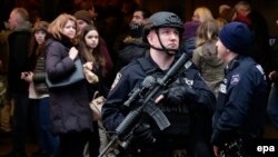 نیروهای پلیس نیویورک در حال گشت‌زنی 