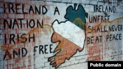 تلاش کاتولیک های ایرلند شمالی برای استقلال، چندین دهه ادامه داشته است. (دیوار یادبود ملی گرایان در سال 1986 میلادی)