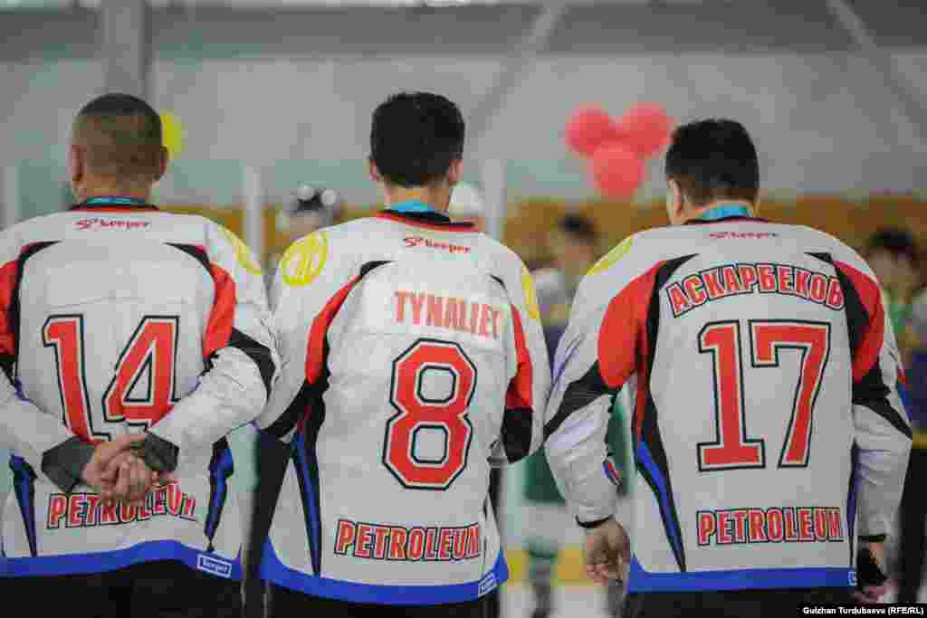 Кыргызстандын Хоккей федерациясы билдиргенине караганда, өлкөдө хоккей боюнча жаштар жана чоңдор арасында 20га жакын команда бар.&nbsp;
