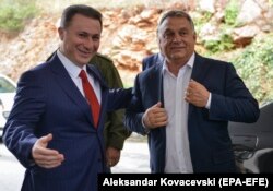 Виктор Орбан (справа) с экс-премьером Македонии Николой Груевским. В ноябре 2018 года Груевский, обвиненный в коррупции, попросил убежища в Венгрии