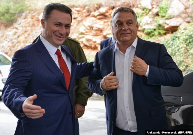 Виктор Орбан (справа) с экс-премьером Македонии Николой Груевским. В ноябре 2018 года Груевский, обвиненный в коррупции, попросил убежища в Венгрии