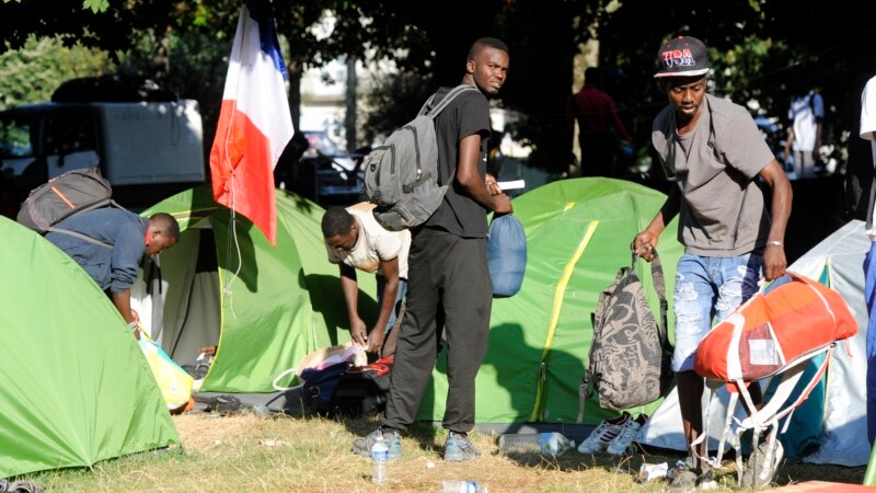 Policia franceze zhvendos qindra migrantë