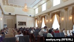 Владельцы ресторанов и кафе, требующие открытия их заведений, на встрече с акимом Уральска. Уральск, 5 августа 2020 года.