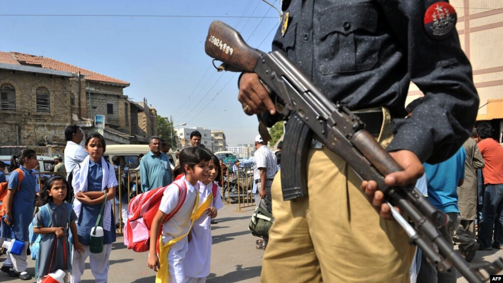 karachi schools close in fear of violence