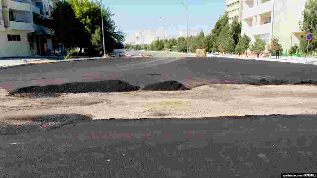 Prezidentiň gelmeginden bir gün öň ýazylan asfalt.