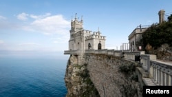 Замок "Ласточкино гнездо" - одна из самых известных достопримечательностей Крыма