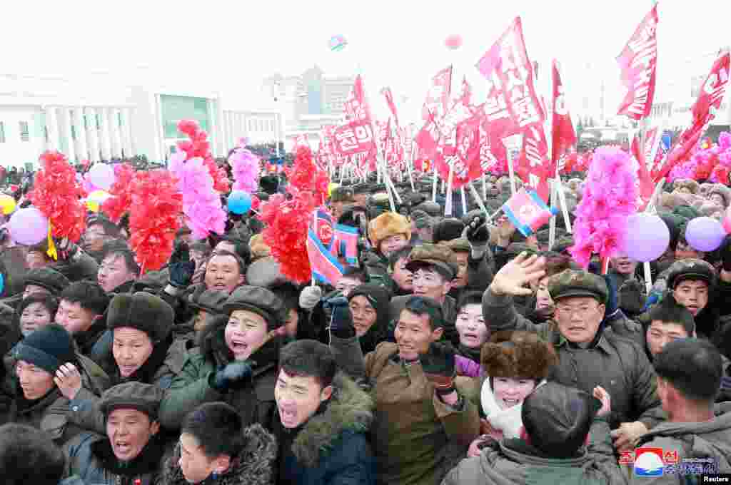Ликующие толпы во время торжеств 2 декабря. Агентство Рейтер отмечает, что Самчжиён был создан благодаря рабскому труду &quot;рабочих бригад молодежи&quot;, которых заставляют работать по 12 часов в день в течение 10 лет взамен на шанс попасть в университет или стать членом всесильной Трудовой партии Северной Кореи&nbsp;&nbsp;