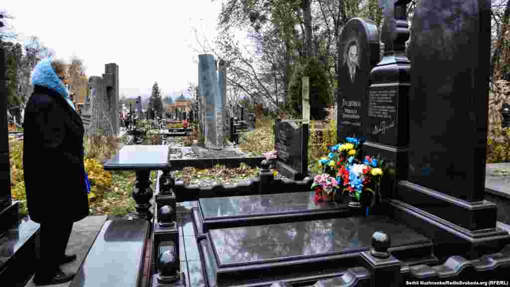 Раїса Руденко на могилі чоловіка