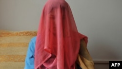 Қорлық көрсеткен күйеуінен қашқаны үшін екі жыл абақтыға қамалған Парвин (18 жаста) әйелдердің паналау орнында отыр. Кабул, 12 қазан 2011 жыл.
