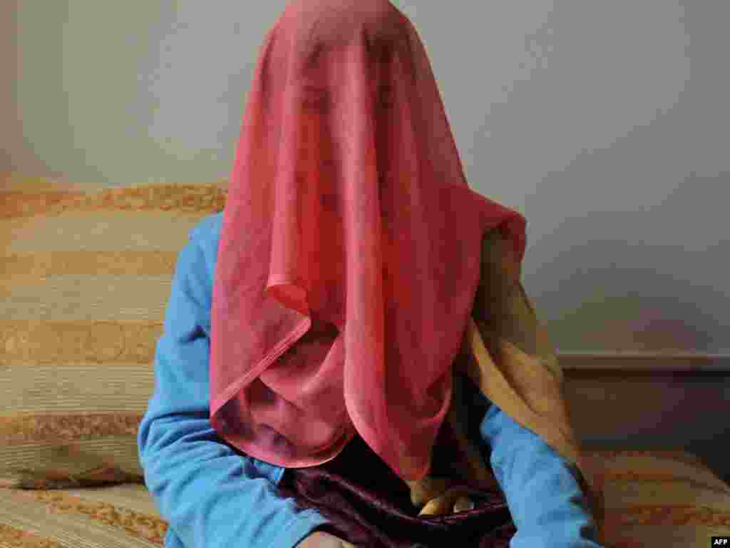 Afganistan - Parwin, koja ima 18 godina provela je dvije godine u zatvoru zbog toga što je navodno pobjegla od supruga i 12-tero djece, Kabul, 12.10.2011. Foto: AFP / Adek Berry