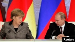 Канцлер Германии Ангела Меркель (слева) и президент России Владимир Путин. Москва, 16 ноября 2013 года.