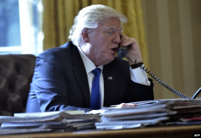 Дональд Трамп общается по телефону с Владимиром Путиным