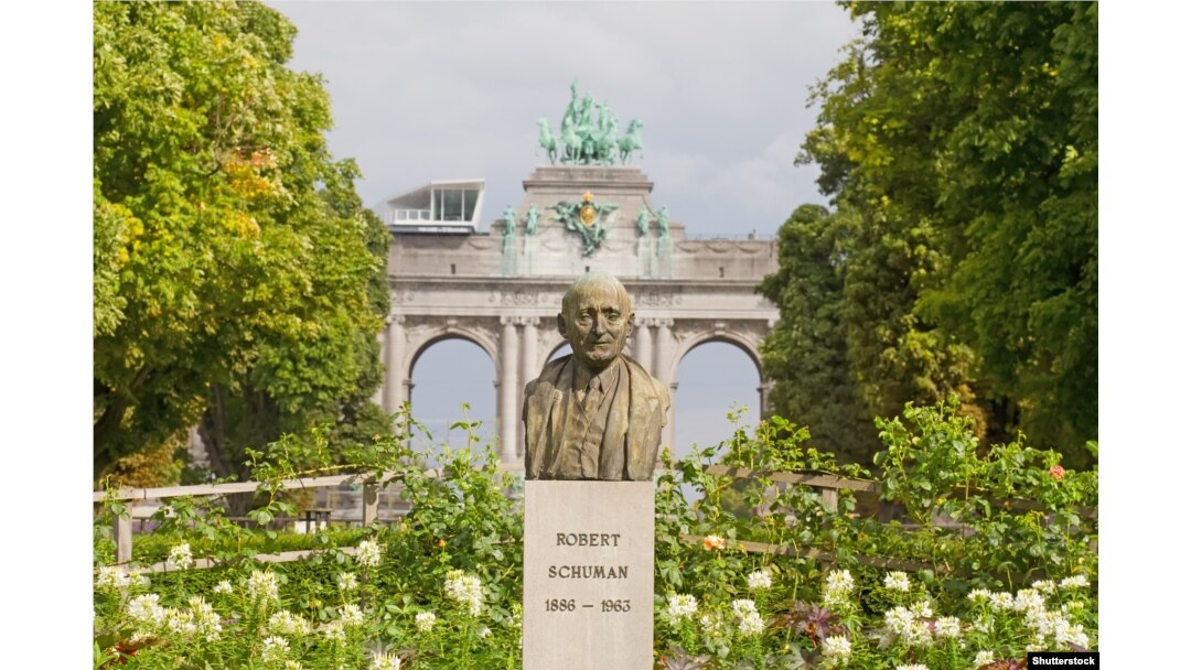 Schuman este comemorat în mai multe locuri din Bruxelles pentru rolul său în crearea Comunității Europene. Stația de metrou de lândă Comisia Europeană îi poartă numele.