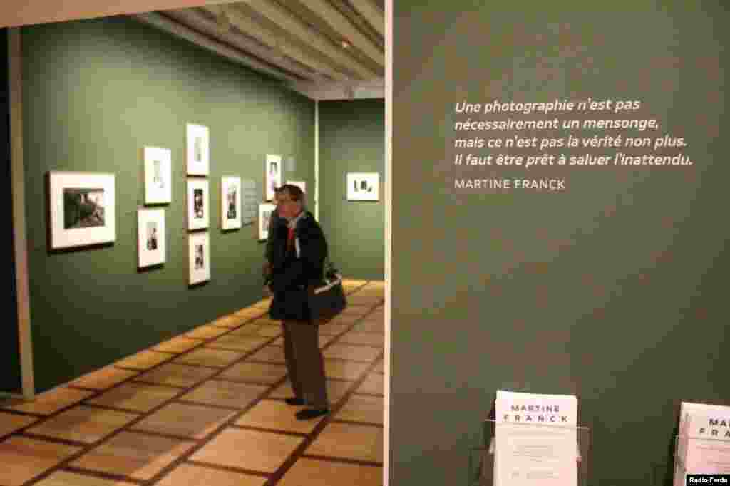 ورودی نمایشگاه عکس&zwnj;های مارتین فرانک با جمله&zwnj;ای از او:&nbsp;&laquo;عکاسی لزوماً یک دروغ نیست، اما حقیقت هم نیست. باید آماده استقبال از غیرمنتظره بود.&raquo;
