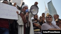 Грузинские мусульмане, принявшие сегодня участие в акции протеста в Батуми, потребовали восстановления справедливости и возвращения минарета на место