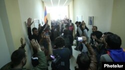 Демонстранты внутри здания Общественного радио Армении, 14 апреля 2018 г.