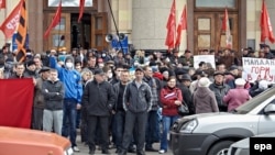 Проросійські активісти біля Харківської ОДА, 7 квітня 2014 року