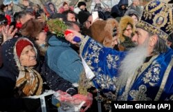 Arhiepiscopul ortodox Teodosie binecuvântează credincioșii în timpul slujbei de Bobotează, în Constanța, 6 ianuarie 2020.