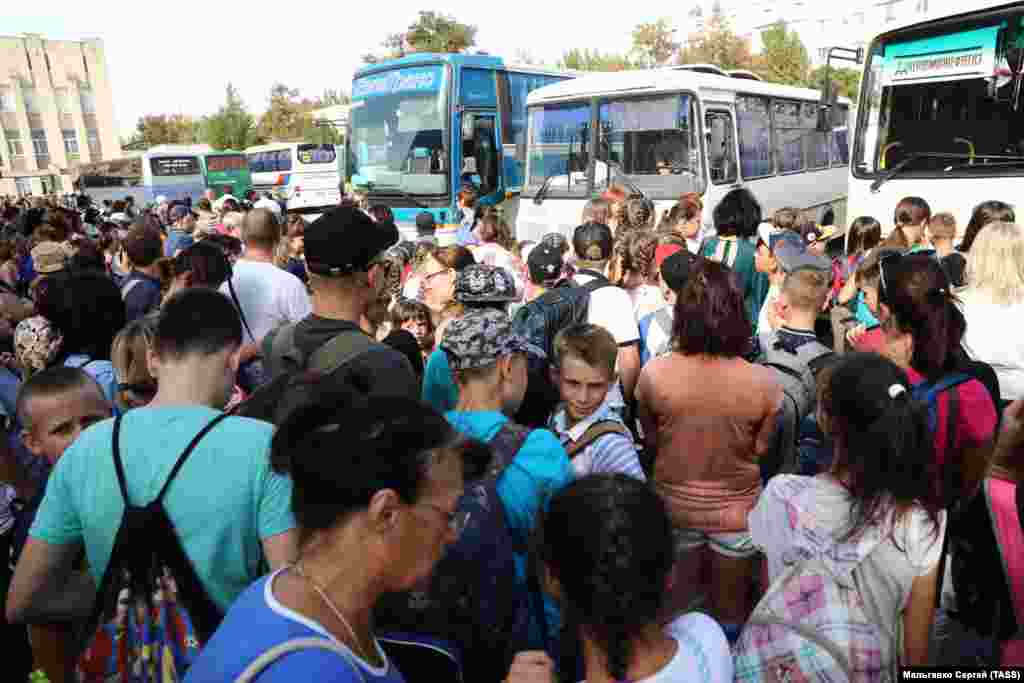 Жителі міста Армянська на території школи №3, де проходила евакуація дітей