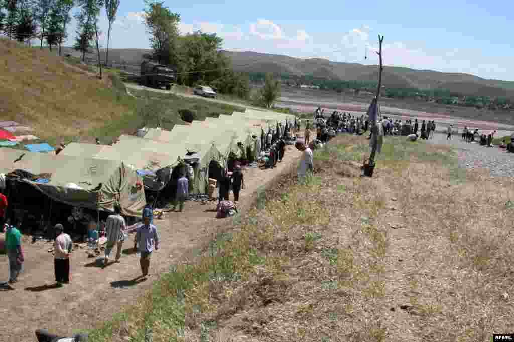 Әндіжан босқындары Қырғызстанның Созақ лагерінде. Мамыр, 2005 жыл.