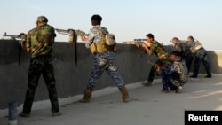 عناصر من قوات الأمن العراقية تأخذ مواقعها في مدينة الرمادي
