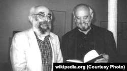 Покійний Богдан Рубчак (зліва) і Богдан Бойчук, українські поети в Чикаго, 2004 рік