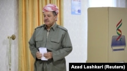 Ирактың Күрдістан автономиялық аймағының басшысы Масуд Барзани Ирактан тәуелсіздік алу туралы референдумға дауыс беріп жатыр. Эрбил, 25 қыркүйек 2017 жыл.