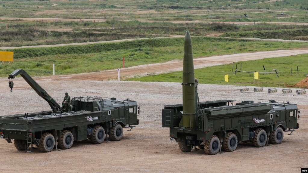 Росія, 2016 рік. Складові ОТРК «Іскандер-М» на виставці: самохідна пускова установка (п) – тут вона з однією ракетою, але зазвичай несе дві – і транспортно-заряджальна машина (л)