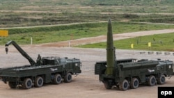 Російські ракетні комплекси «Іскандер-M», здатні нести ядерну зброю. Такі комплекси Росія розмістила на території Білорусі, а особовий склад пройшов відповідні навчання
 