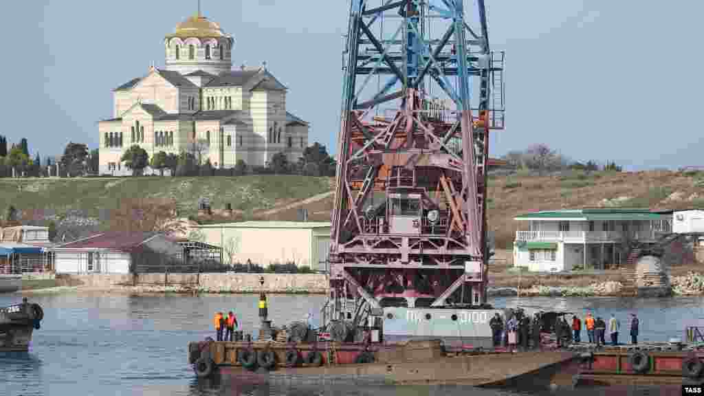 Перед началом подъемных работ район под водой был осмотрен с помощью телеуправляемого подводного аппарата. Корпус был прикреплен к подъемному устройству четырьмя водолазами, после чего его извлекли из воды с помощью плавучего крана