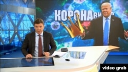 Во время выпуска новостей на российском государственном телевидении о теории заговора вокруг коронавируса