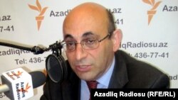 Сотрудник Института мира и демократии Ариф Юнус в студии АзадлыгРадиосу, 2011