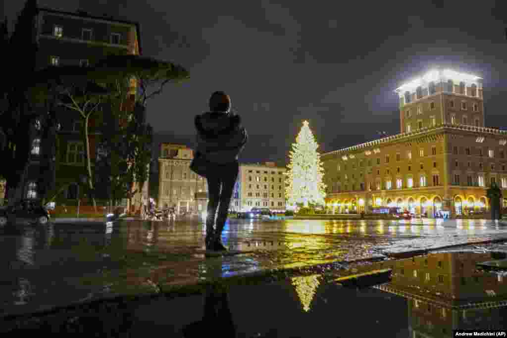 Рим, Італія.&nbsp;Ялинка на площі Венеції (Piazza Venezia), прямо навпроти монумента Вітторіано: саме вона вважається різдвяним деревом Риму