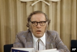 Scriitorul american de origine rusă Isaac Asimov în 1974