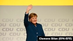 Kancelarja gjermane, Angela Merkel, përshëndet me dorë pas një fjalimi gjatë kongresit të partisë së saj CDU, Hamburg.