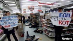 Перфоманс, посвященный бойкоту российских товаров, в одном из магазинов Одессы, 30 марта 2014 года