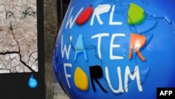 عمل نحتي يمثل شعار المنتدي العالمي للمياه في مرسيليا الفرنسية