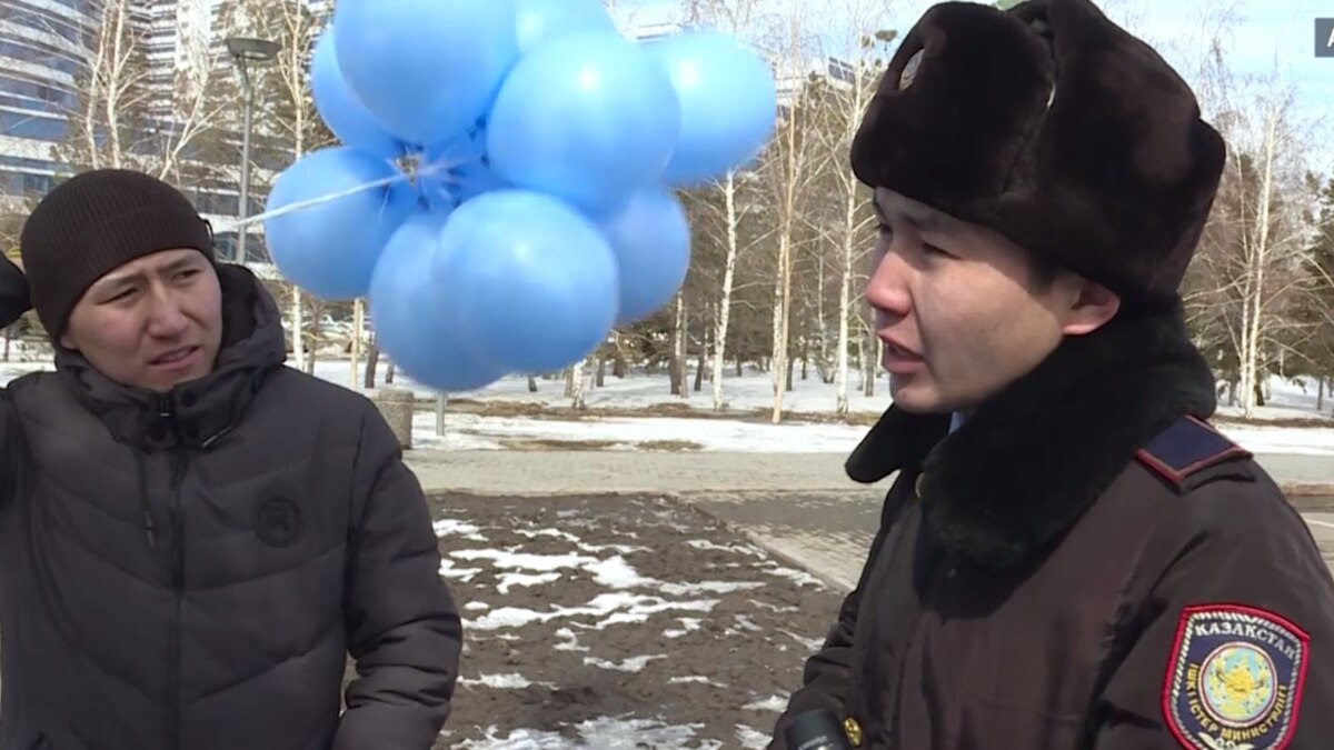 В Астане полиция проверяла людей, запускавших воздушные шары