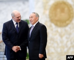 Александр Лукашенко (слева) и Нурсултан Назарбаев на встрече в Минске в 2014 году
