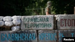 Ukraine -- A pro-Russian militant stands at a barricade at the police headquarters in the eastern town of Slovyansk, June 5, 2014