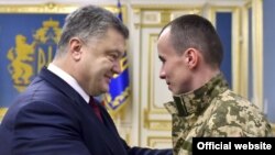 Президент Порошенко встречается с освобожденным из плена «киборгом» Тарасом Колодием